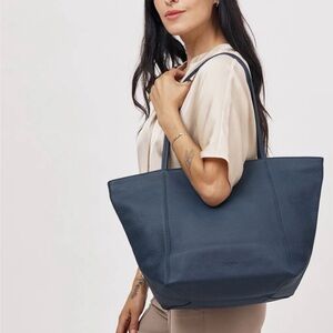 Orsyn Vienna Tote Bag in navy pebble texture